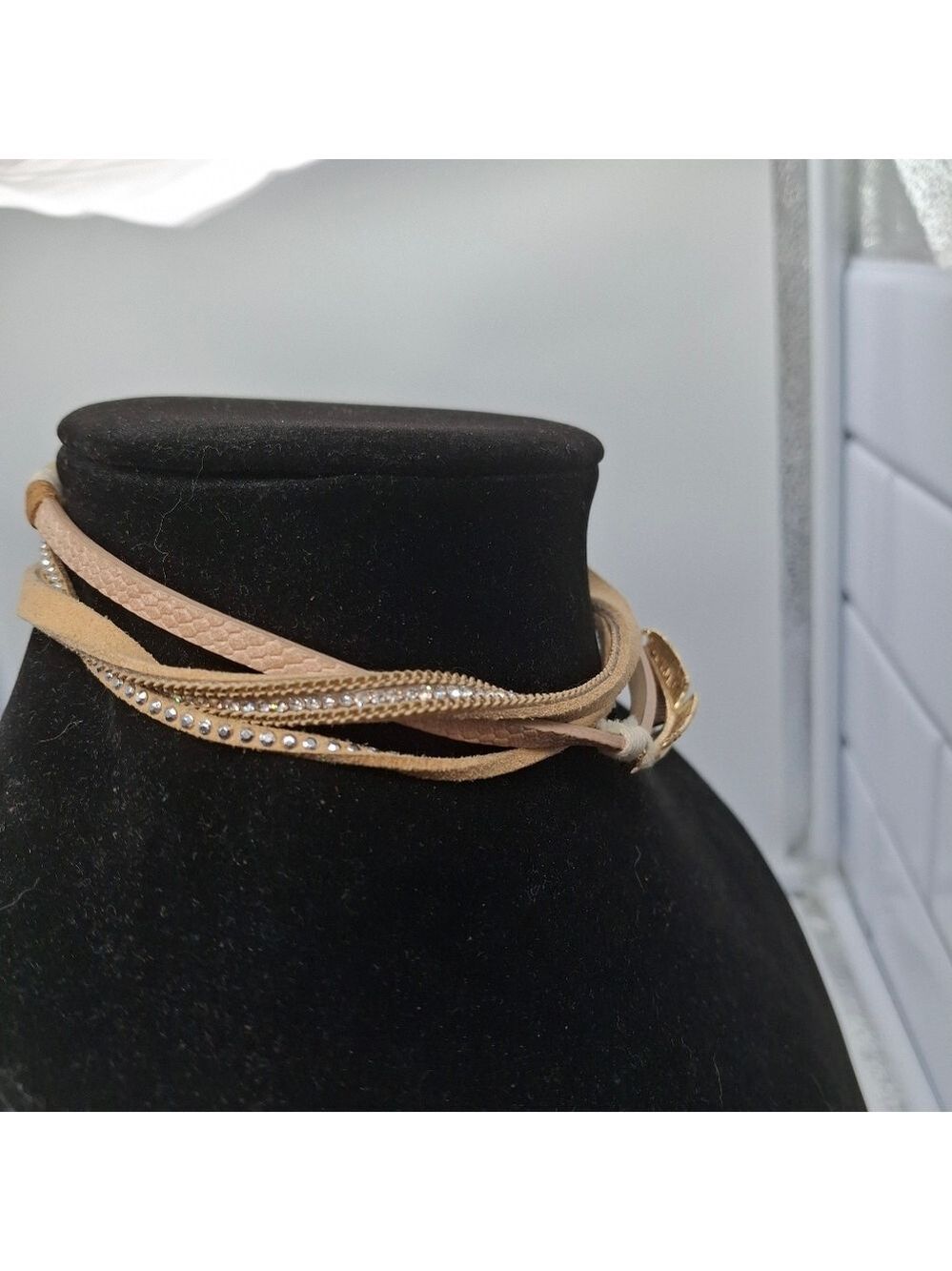 Gold Feather Choker Style Boho Necklace Magnetic Clasp - Picture 4 of 6